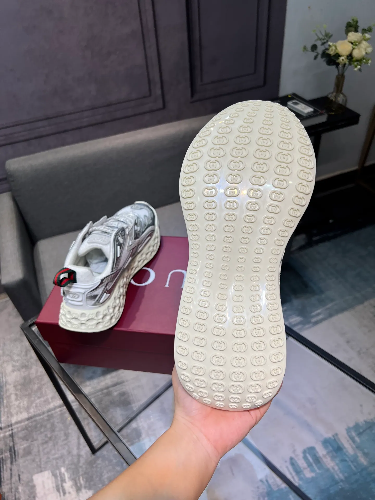 Men's Men's Shoes 💰900 Gucci Gucci 2.0 Sports Shoes Couple's Style Retro Casual Shoes Running Shoes Original Purchase, Development, Production Gucci 2.0 Sports Shoes reinterpret the brand's iconic striped webbing elements. This sneaker reinterprets the iconic details, using thick EVA soles with a smart silhouette, bringing a stable and comfortable wearing experience. Exquisite packaging at the delivery counter. Fabric: original imported cowhide + technical fabrics. Lining: original imported breathable mesh. Sole: original molded ultra-light foam rubber. Bottom thickness: 4CM. Size: 35-40 for women / 39-45 for men.